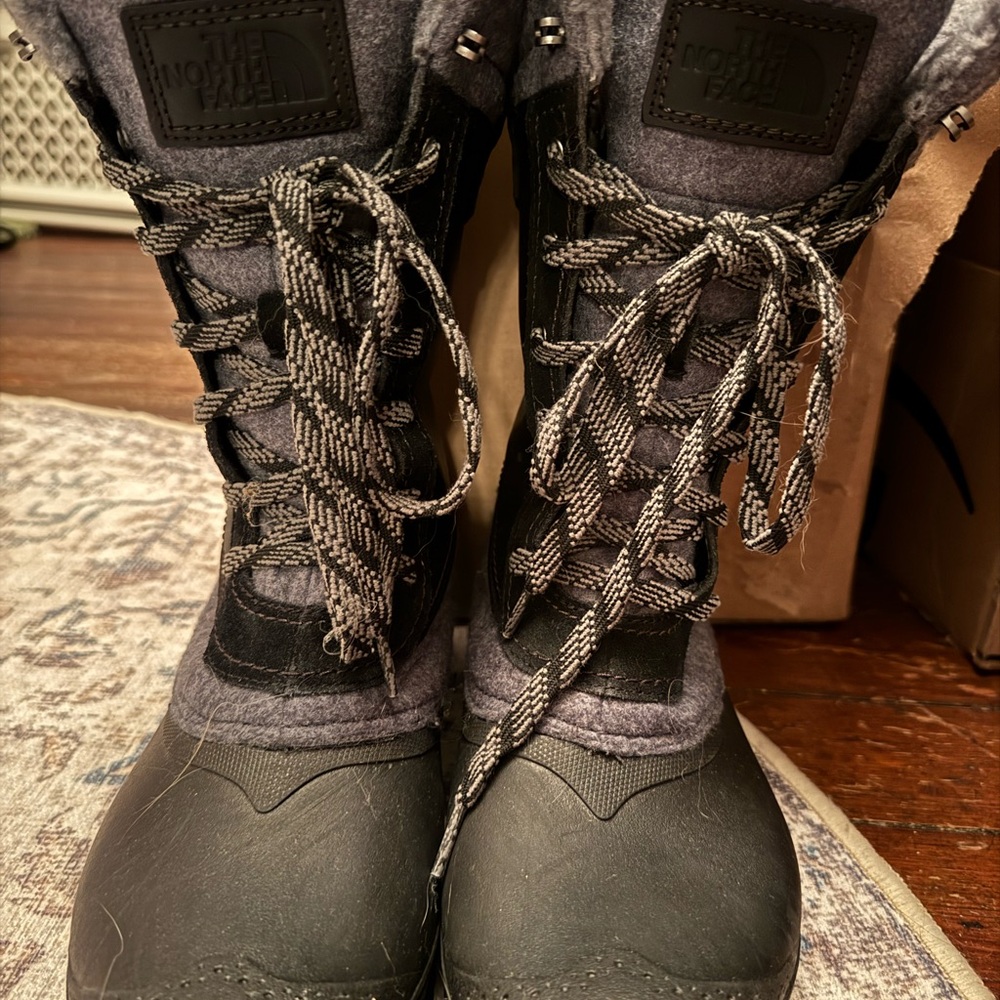 The North Face Women's Gray and Black Winter Boots